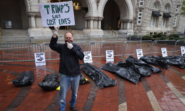 Một người đàn ông biểu tình phản đối việc ứng phó của ông Donald Trump khi đại dịch bùng phát tại Mỹ - Ảnh: The Guardian/Getty Images