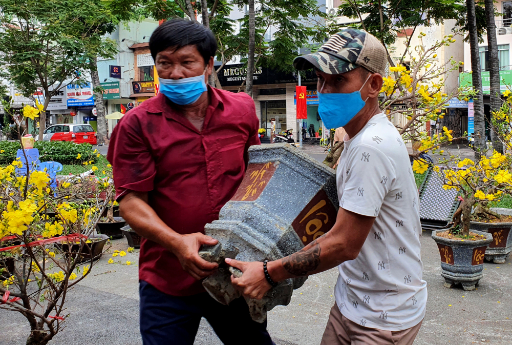  thời gian diễn ra đồng loạt từ ngày 4/2/2021 (23 tháng Chạp) đến 12 giờ 00 ngày 11/2/2021 (30 tháng Chạp). Riêng Chợ Hoa Tết quận 7 và quận 8 sẽ diễn ra tại khu vực dọc tuyến đường Trần Xuân Soạn từ ngày 27/1 đến 12 giờ 00 ngày 11/2/2021.