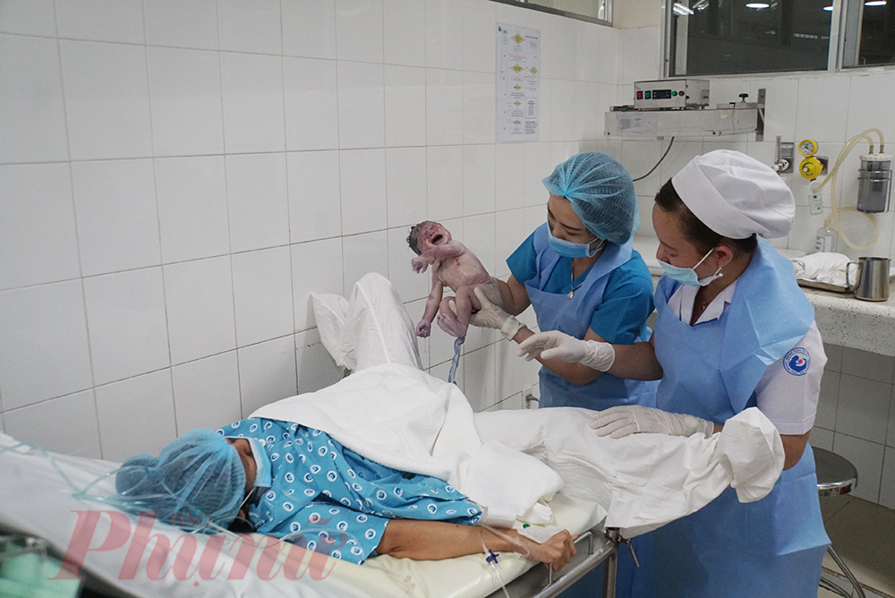 Đúng 0g00 công dân đầu tiên của năm 2021 tại Bệnh viện Từ Dũ cất tiếng khóc chào đời trong niềm hạnh phúc của gia đình và các y bác sĩ, bé gái là con của sản phụ Hồ Thị Hà (31 tuổi, ở Bình Chánh). 