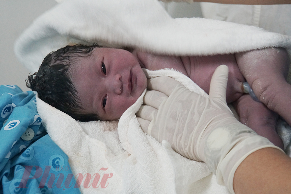 Bé gái được sinh thường đúng vào thời khắc chuyển giao năm mới, được các bác sĩ chăm sóc trước khi trao cho mẹ và thực hiện phương pháp da kề da