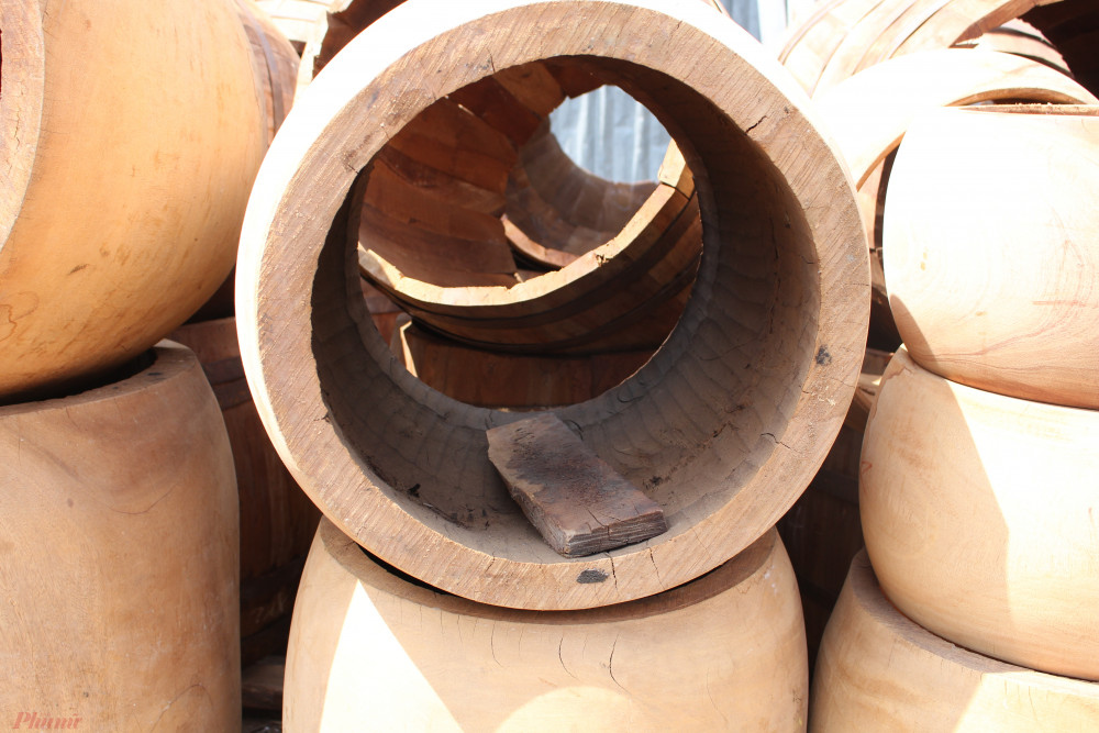 Những lóng gỗ to được dự trữ để làm trống có kích thước lớn