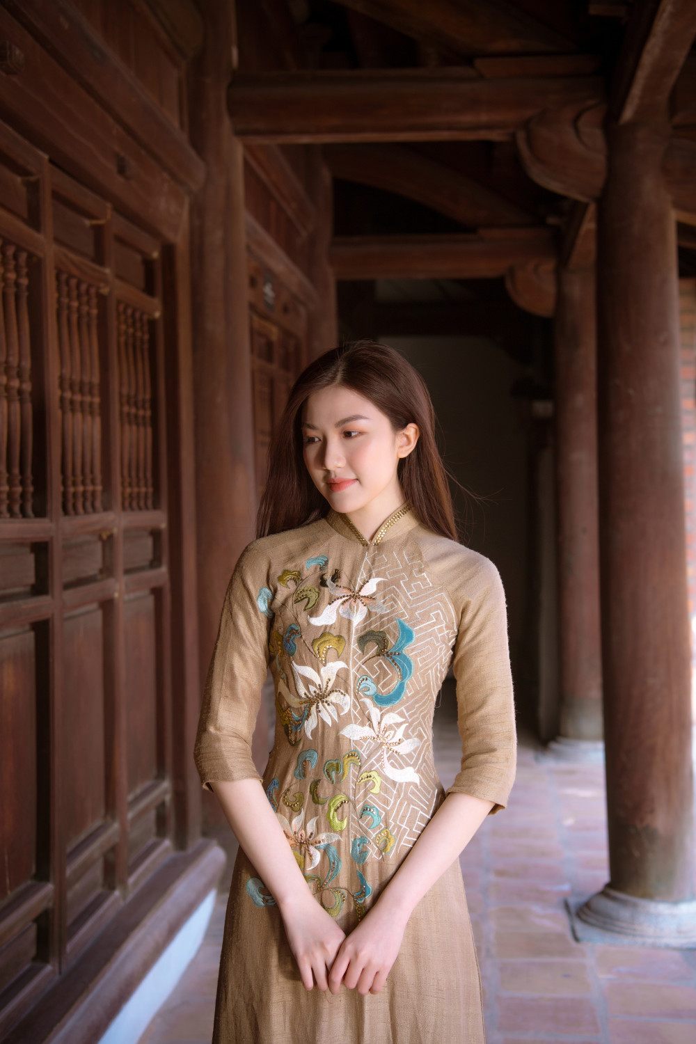 Diễn viên Lương Thanh chọn áo dài do Hoa hậu Ngọc Hân thiết kế.