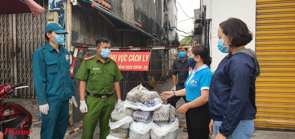 Hội LHPN quận Gò Vấp tặng bánh tét cho các hộ dân tại khu cách ly 