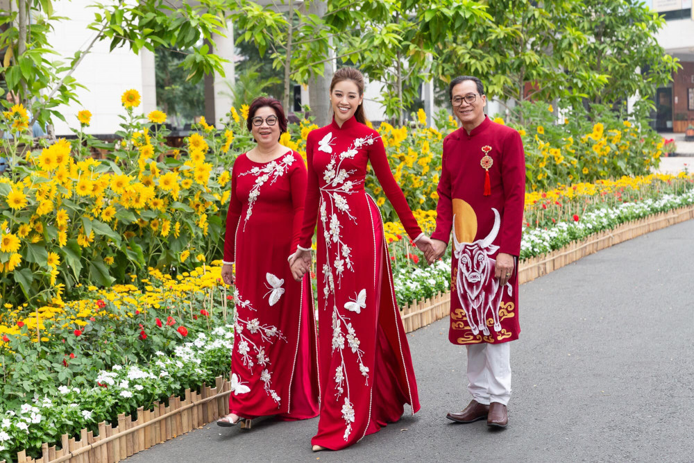 Gia đình hoa hậu Khánh Vân diện áo dài đò đồng điệu ngày đầu năm dạo phố.
