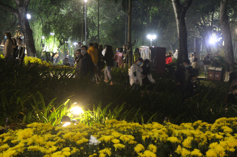 Bên cạnh đó còn kết hợp đường đi bộ trên sông Hương trang trí các điểm hoa nghệ thuật, trang trí lồng đèn với hệ thống đèn chiếu sáng nghệ thuật trên đường Lê Lợi...