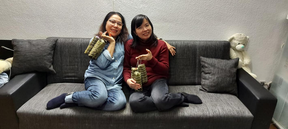 Tác giả chụp hình cùng chị Lương Hoàng bên những đòn bánh tét. Ảnh tác giả cung cấp