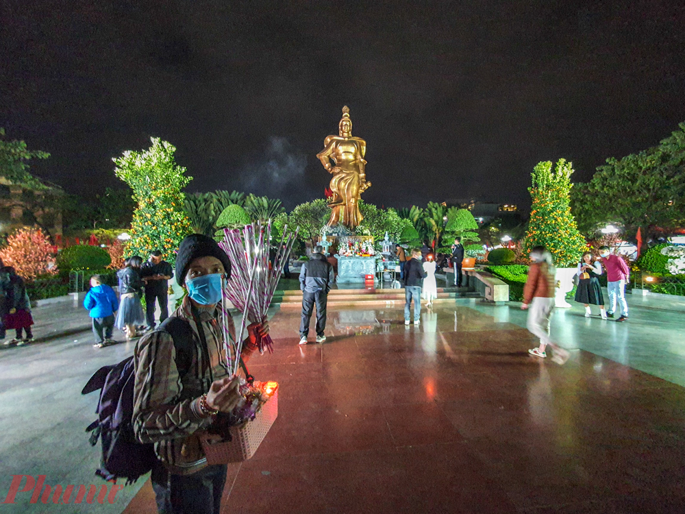 Khu vực tượng đài Nữ tướng Lê Chân lại lác đác bóng người đến thắp hương. Đây là hình ảnh vô cùng khác với mọi năm khi người dân phải chen chúc, xô đẩy nhau để có một chỗ đẹp tại khu vực này để xem pháo hoa.