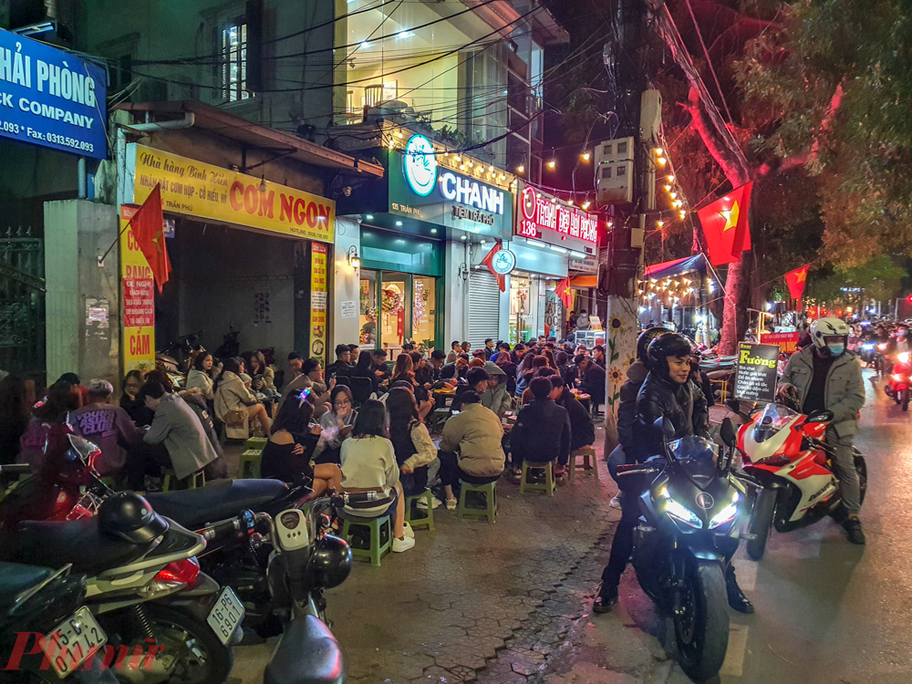 Các hàng quán dọc con đường trung tâm TP Hải Phòng chật kín người từ thời điểm 22g tối. 
