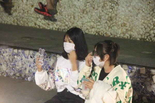 Do năm nay tỉnh Thừa Thiên Huế không tổ chức bắn pháo hoa, nên nhiều bạn trẻ đã đến khu vực công viên đôi bờ sông Hương cùng nhau đón chào mừng Xuân Tân Sửu