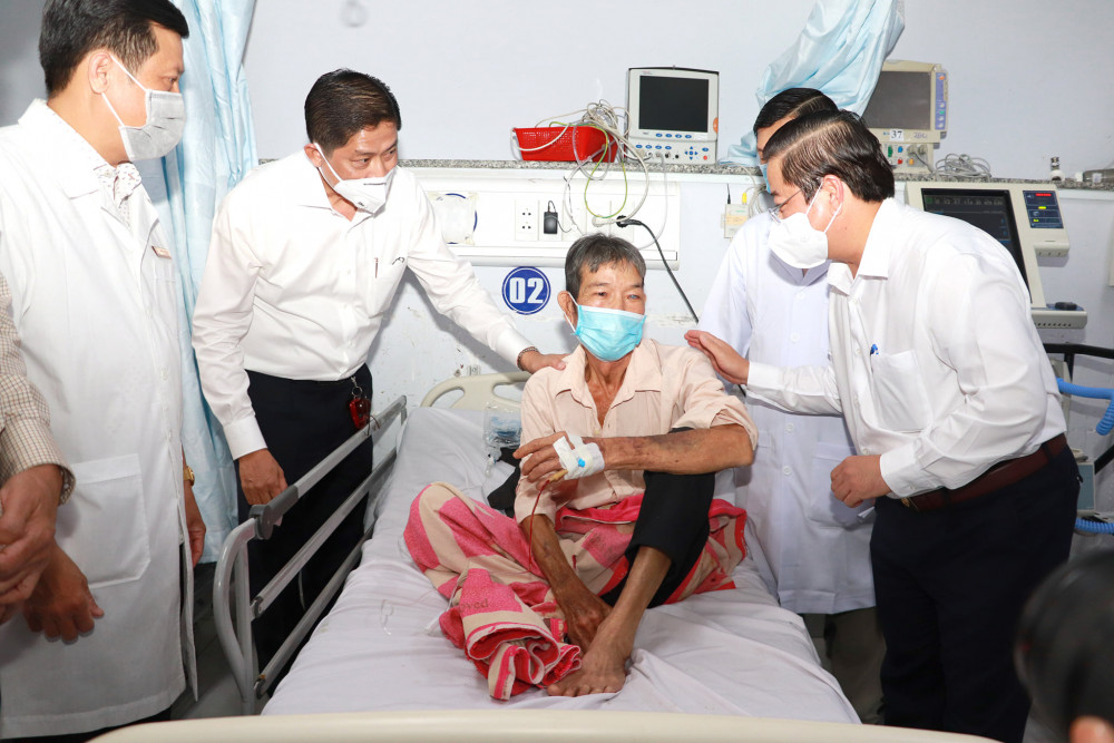 Ông Trần Việt Trường (bìa phải) tặng quà cho các bệnh nhân có hoàn cảnh khó khăn