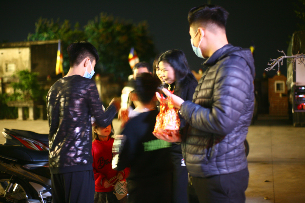 Hai thanh niên bán muối ở chùa Phú Cốc, hy vọng mọi người được vị mặn của muối mang đến những đậm đà trong trọn vẹn một năm, còn bản thân cũng thu về được những đồng tiền may mắn đầu năm mới.