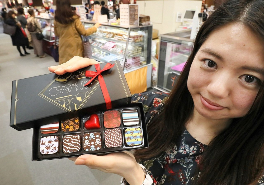 Thay vì phải mua tặng người khác, giờ đây phái đẹp Nhật Bản mua chocolate để tự tặng cho bản thân mình - Ảnh: Jiji/Nippon