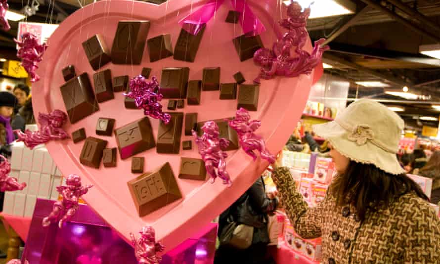 Phụ nữ Nhật Bản không còn mặn mà với việc phải chi nhiều tiền để mua chocolate tặng nam giới nơi công sở - Ảnh: jeremy sutton-hibbert/Alamy