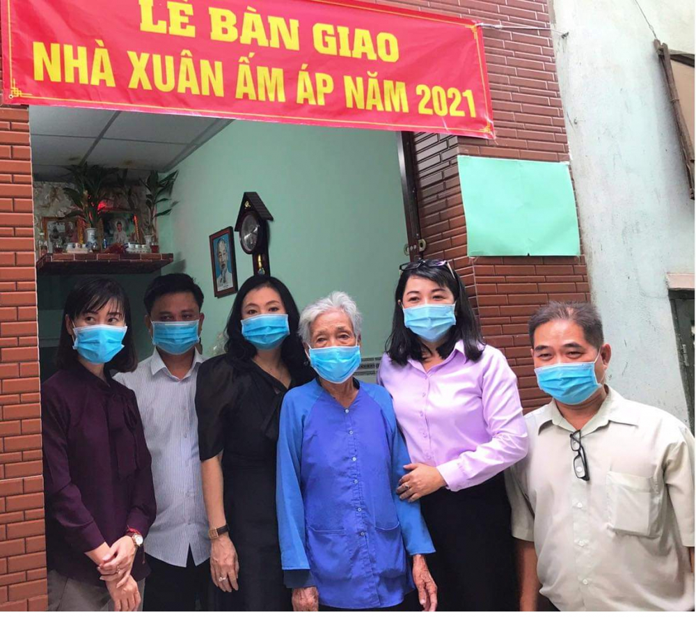 Căn Nhà Xuân ấm áp trao tặng bà Huỳnh Thị Bính đúng ngày 28 tết.