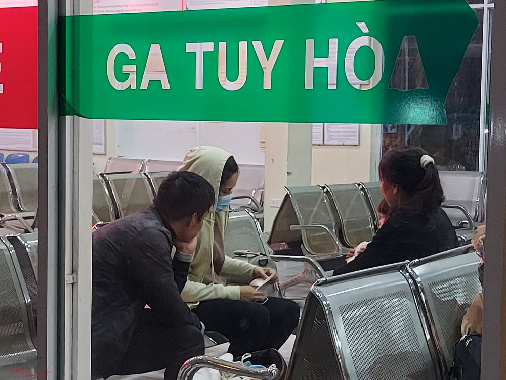 Một gia đình chờ tàu về quê đêm mùng Một ở ga Tuy Hòa, tỉnh Phú Yên.