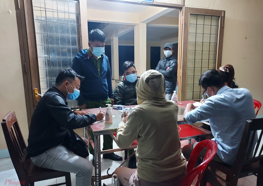 Hành khách khai báo y tế khi vừa đến nhà ga ở Quảng Ngãi ngày mùng Một.