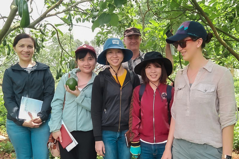 LInh (thứ hai từ trái) trong chuyến đi thực tế cùng các nhà khoa học New Zealand đến vùng trồng bơ
