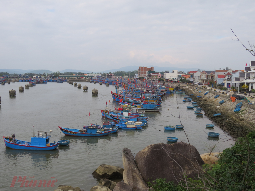 Lão ngư Nguyễn Xết - Vạn trưởng vạn chài Hải Tân cho biết: Bên cạnh lễ khai chánh, ngư dân nơi đây còn tổ chức 3 lễ cúng tại lăng và các miếu thờ khi xuân sang, hạ đến rồi thu tàn. Ngày 21 tháng 2 âm lịch nô nức lễ cầu mùa, cầu cho công việc hanh thông và cuộc sống ấm no. Chớm hạ, ngư dân tổ chức lễ cúng sau khi kết thúc vụ đánh bắt mùa xuân vào ngày mùng 6 tháng 5 âm lịch. Đến ngày rằm tháng 9 thì tổ chức lễ cúng tổng kết đánh bắt cả năm. Thuở trước, vào dịp tế lễ có các hình thức diễn xướng: hát múa sắc bùa, hò bả trạo hay tổ chức đua thuyền với không khí sôi động, thu hút đông đảo người dân các nơi dự xem, cụ nhớ lại.