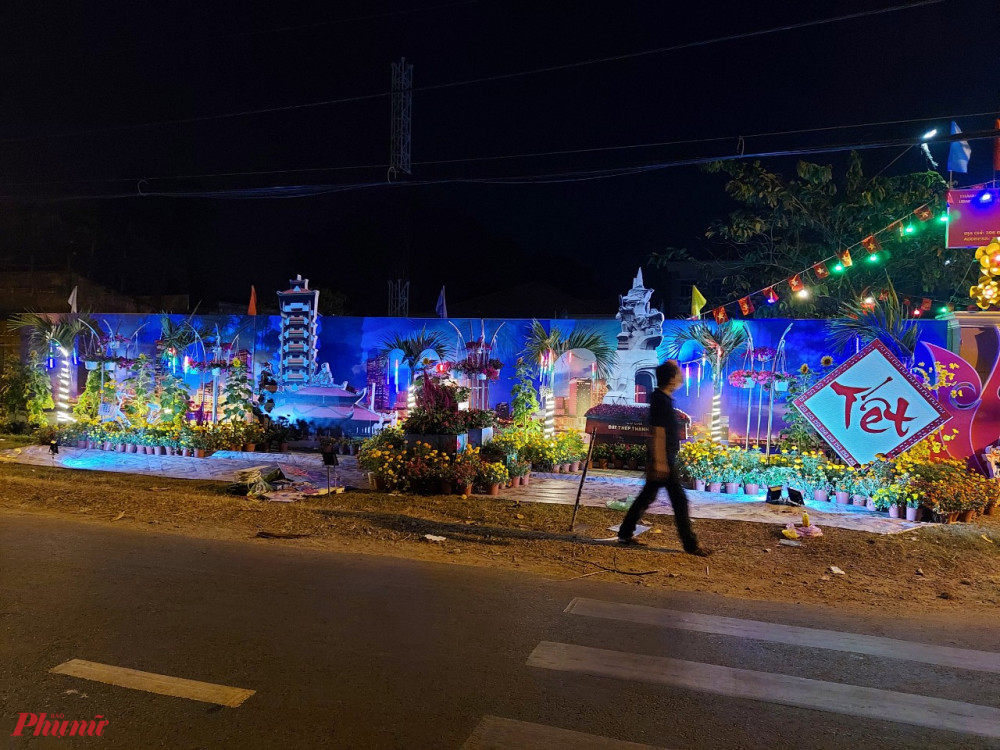 Một tuyến đường tại xã Thái Mỹ được trang trí rực rỡ đèn hoa về đêm  nhưng cũng ít người đến tham quan 