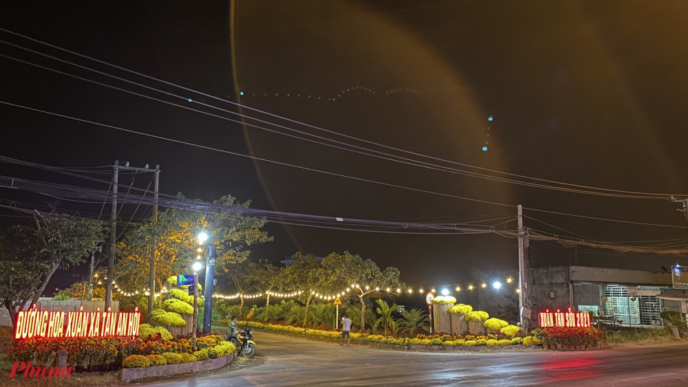 Tuyến đường hoa tại xã Tân An Hội mang không khí Tết rực rỡ sắc xuân, tuy nhiên do ảnh hưởng dịch bệnh nên cũng hạn chế người dân đến tham quan, chụp ảnh