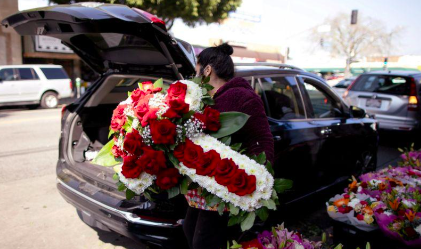 Những shop hoa ở Mỹ năm nay bán nhiều hoa cho đám tang hơn cho lễ tình nhân