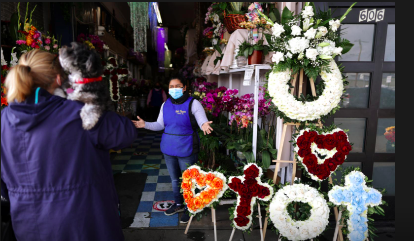 Bán quá nhiều hoa cho đám tang vì nhiều người chết do COVID-19, người bán hoa đôi khi có cảm giác mình đang kiếm tiền rất... sai trái