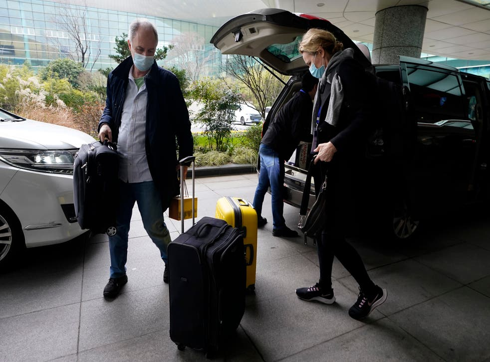 Giáo sư John Watson (bên trái) đến sân bay rời Trung Quốc sau khi kết thúc sứ mệnh của WHO ở Vũ Hán - Ảnh: AP