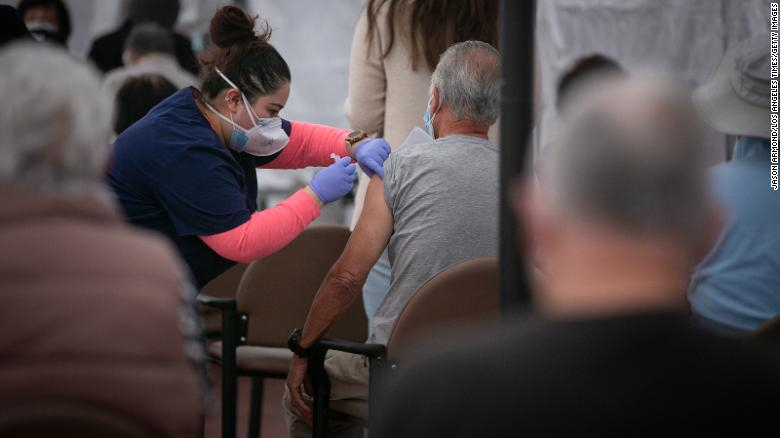 Một y tá tiêm vắc-xin COVID-19 tại Kedren Health ở Los Angeles - Ảnh: CNN