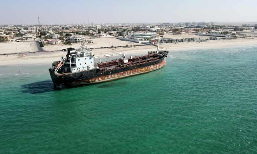 Con tàu chở dầu IBA đang mắc cạn bên bờ biển - Ảnh: Reuters