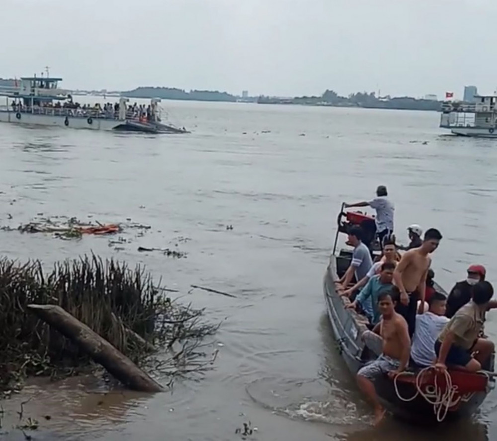 Các nạn nhân rơi sông Hậu được vớt vào bờ kịp thời - Ảnh cắt từ clip