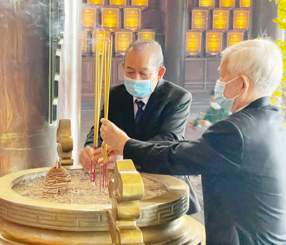 Nguyên Chủ tịch nước Nguyễn Minh Triết và Phó Thủ tướng Thường trực Chính phủ Trương Hòa Bình dâng hương tại Đền tưởng niệm.