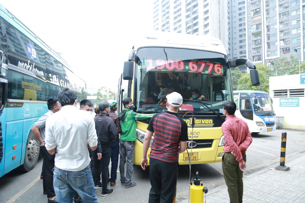 Dù đeo khẩu trang nhưng mỗi khi xe ôm bắt khách tại bến gây ra khung cảnh khá lộn xộn, không giữ khoảng cách an toàn