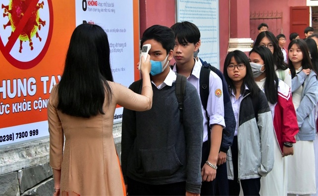 Trước tình hình dịch bệnh COVID-19 phức tạp học sinh tại Huế trở lại trường học phải đeo khẩu trang và đo thân nhiệt trước lúc vào lớp