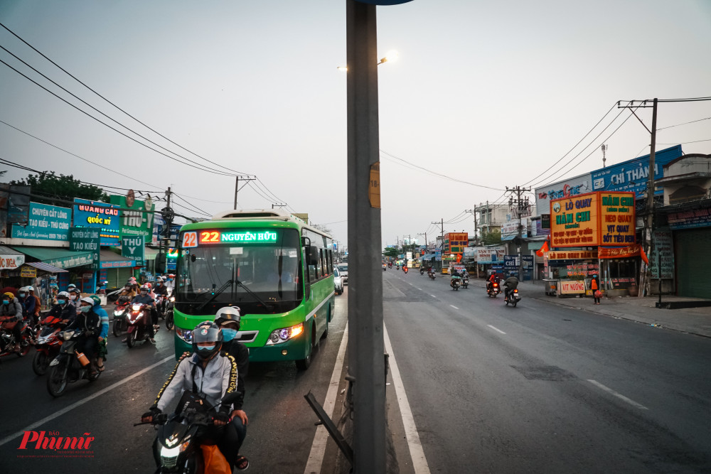 Sự trái ngược trên Quốc lộ 1A vào chiều ngày 16/2 (Mùng 5 Tết)