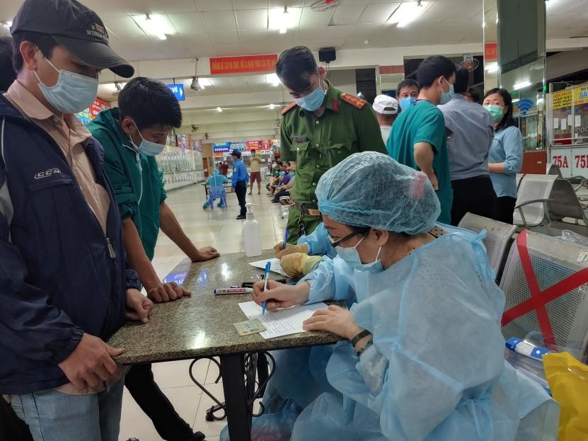 Khai báo y tế tại sân bay Tân  Sơn Nhất. Ảnh: HCDC