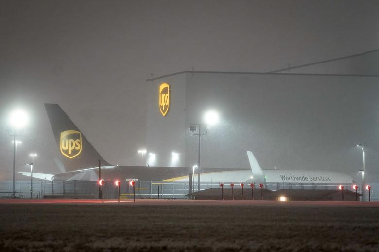 Tuyết rơi dày đặc đêm 15/2 tại trung tâm vận chuyển United Parcel Service (UPS) WorldPort nằm trong sân bay Louisville, Kentucky. Lần đầu tiên trong lịch sử, trung tâm này phải đóng cửa vì thời tiết khắc nghiệt.