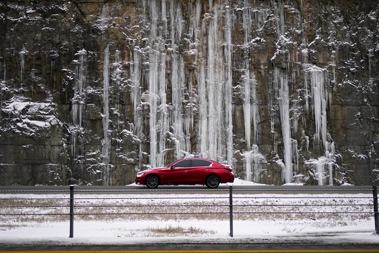 Một vách đá ở Louisville, Kentucky đóng đầy băng. Việc di chuyển trong những ngày qua luôn được cảnh báo nguy hiểm vì đường trơn trượt.