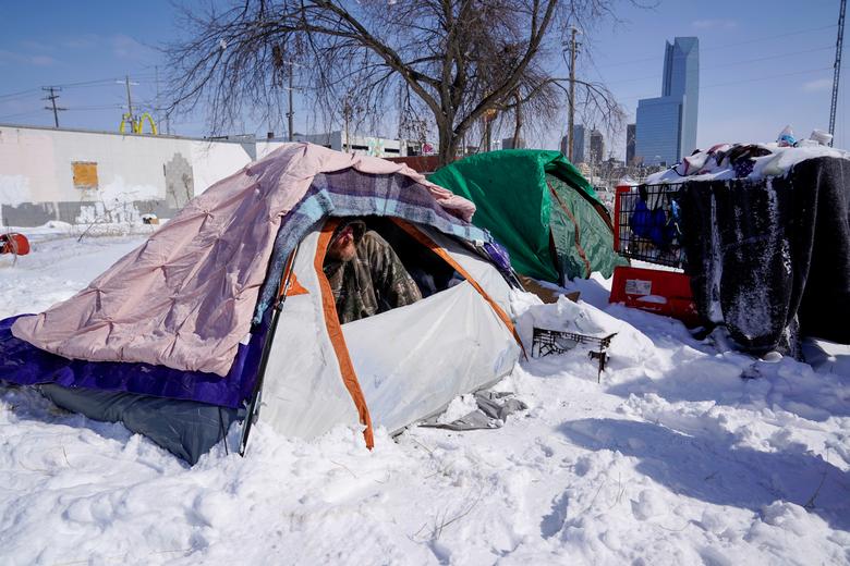 Chiếc lều mỏng manh của những người vô gia cư đang chống chọi với những trận bão tuyết liên hồi ở Oklahoma.