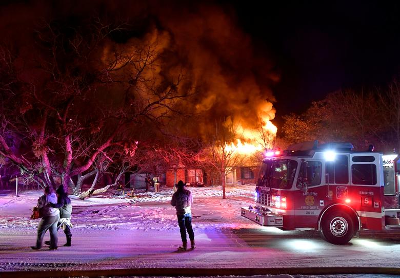 Tình trạng mất điện khiến cuộc sống người dân nguy khốn. Trong ảnh, người dân ở Abilene, Texas bất lực nhìn căn nhà cháy mà không thể dập tắt.