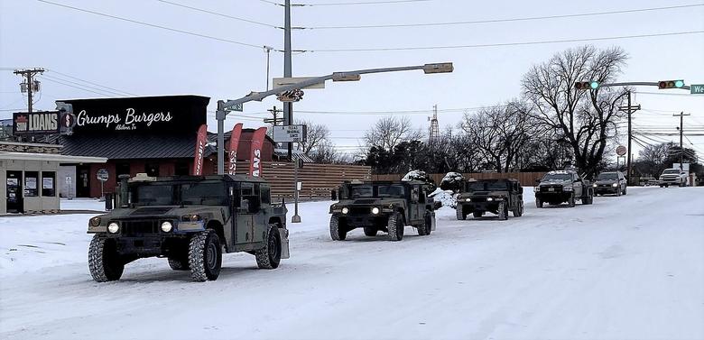 Xe quân đội được huy động để chở người dân đến những địa điểm sưởi ấm tập trung hôm 16/2.