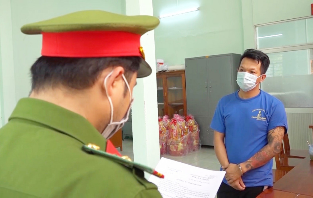 Đối tượng Trần Chí Hùng đang nghe cơ quan công an đọc lệnh khởi tố, bắt tạm giam.