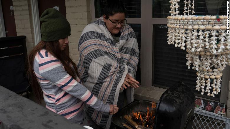 Người dân Houston sử dụng bếp nướng BBQ làm lò sưởi trong cái lạnh và tình trạng mất điện luân phiên