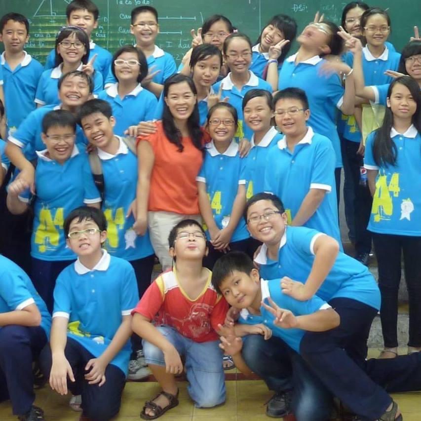 Cô giáo Trần Thúy Hằng (giữa, áo đỏ) cùng các học trò của mình sau một tiết học - Ảnh: NVCC