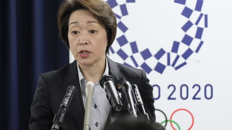 Bà Seiko Hashimoto phát biểu trong một cuộ họp báo hồi tháng 3/2020 - Ảnh: Kazuhiro Nogi/AFP/Getty Images