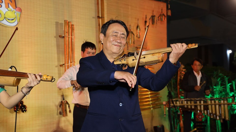 Thầy Nguyễn Trường và cây đàn violon bằng tre độc đáo