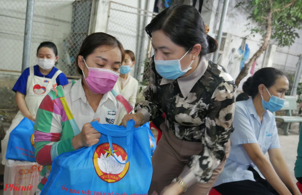 bà Nguyễn Trần Phượng Trân đến thăm và tặng quà cho nữ công nhân không về quê đón tết 