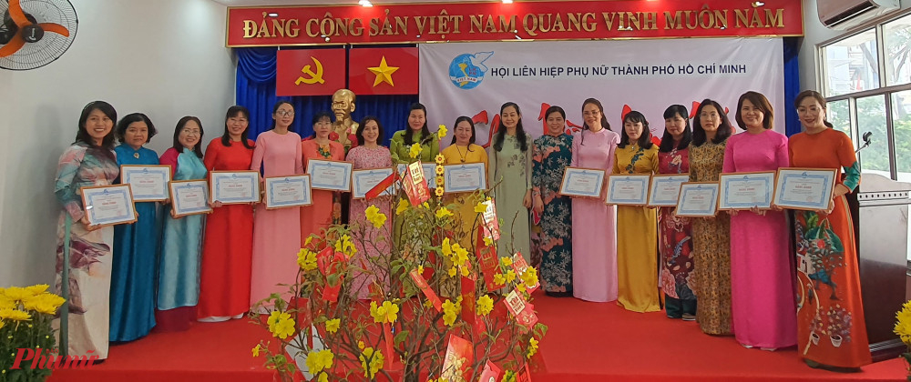 Hội LHPN TPHCM khen thưởng choa các eđơn vị có thành tích trong công tác chăm lo tết Tân Sửu 2021