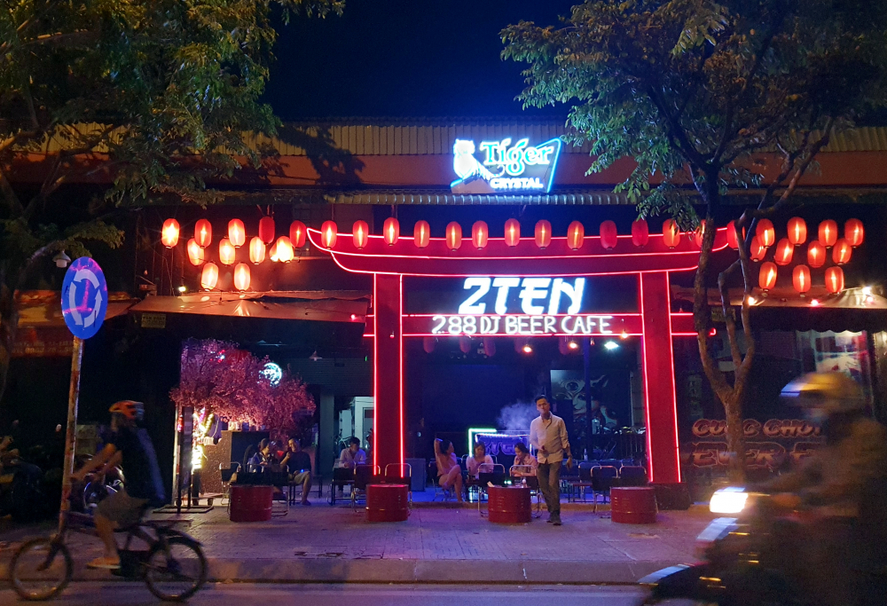 Không chỉ quán nhậu đông đúc thực khách, các quán bar, pub, beer club... trên đại lộ Phạm Văn Đồng