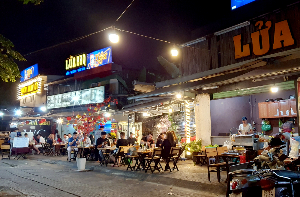 Một quán nhậu trên đại lộ Phạm Văn Đồng đông đúc khách từ lúc mở cửa lại cho đến nay. 