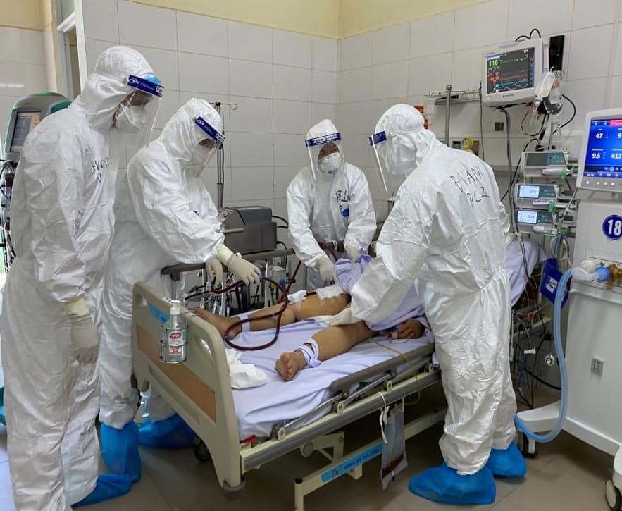 Các bác sĩ đang chăm sóc bệnh nhân COVID-19 tại Bệnh viện Phổi Đà Nẵng